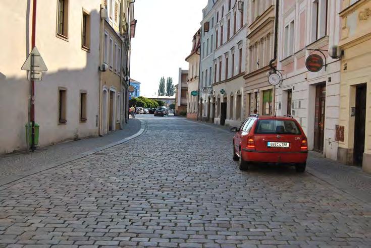 KOSTELNÍ ULICE + celkem kvalitní povrch pro průjezd cyklistů a pohyb chodců - kvalita povrchů neodpovídá charakteru lokality - nedostatečná šířka chodníků - prostor se primárně tváří jako dopravní -