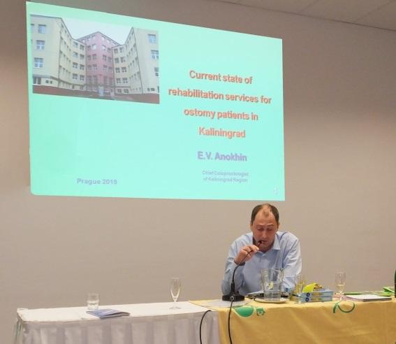 Ondřej Májek promítl diagramy výskytu kolorektálního karcinomu. Další blok přednášek zahájil MUDr. Jaroslav Lúčan. Představil SLOVILCO, spřátelené sdružení stomiků ze Slovenska.