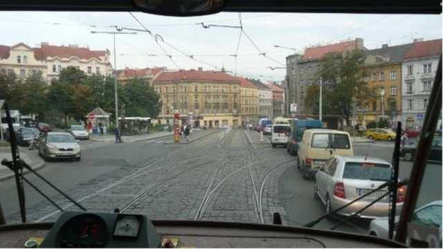 98) Na této křižovatce za zastávkou Horky linka 96 pokračuje: 1 b.