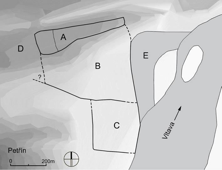 keramiky z 13. 14. století (Podliska 2003b, 309). Dno výkopu bylo cca 1 m nad očekávaným povrchem podloží (186,30 m n. m.). Raně středověké situace včetně příkopu fortifikace, který se patrně nachází hlouběji pod podlahou suterénu, zde proto nemohly být dokumentovány.