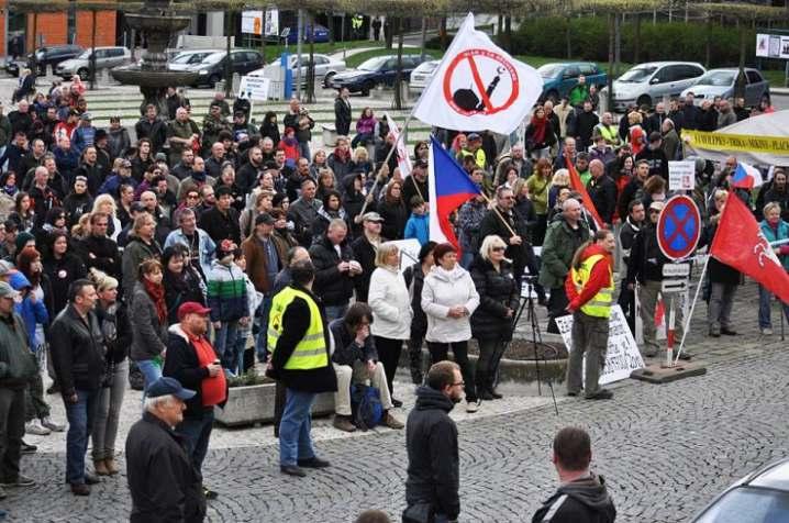 TREFA STRANA 8 ČESKÁ SUVERENITA Tragedie českého národa se nesmí již nikdy opakovat TEPLIČTÍ OBČANÉ ŘEKLI ARABSKÉ KLIENTELE SVÉ JASNÉ - NE Jsou to v současné době české sdělovací prostředky, které