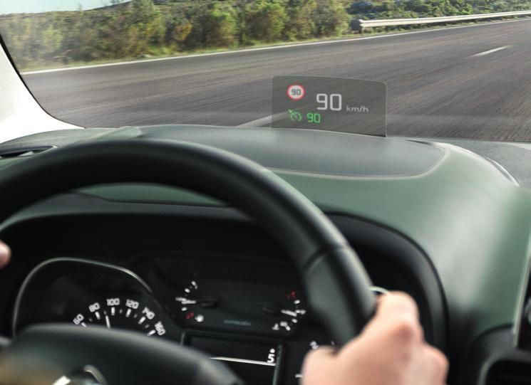 HEAD-UP DISPLAY S BAREVNÝM ZOBRAZENÍM Informace potřebné k řízení jako je
