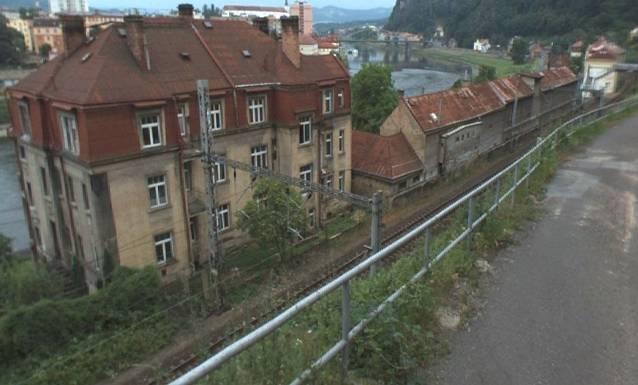 Protihlukové stěny však zejména směrem k ulicím Čsl. mládeže a Na Skřivance nebyly realizovány.