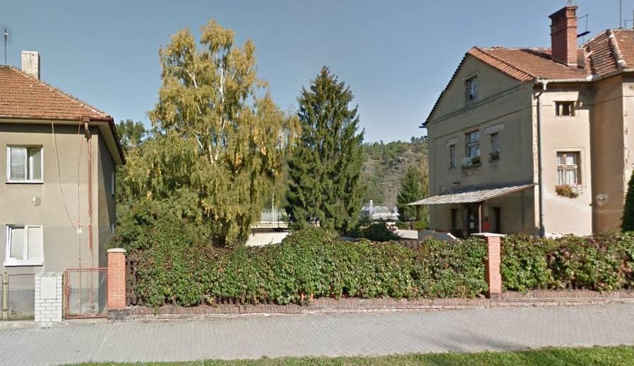 Vozidla a provoz Nákladní doprava jasně dominuje, což platí pro celou pravobřežní trať podél Labe.