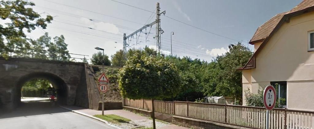 8.3.15 Český Brod Infrastruktura Dvoukolejná trať po modernizaci na konci 20. století. Protihluková ochrana omezena na individuální protihluková opatření na objektech bydlení.