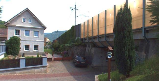 8.3.16 Dolní Zálezly Obrázek 24 Stávající protihluková ochrana v Dolních Zálezlech - ul. Květinová a Národní fronty Infrastruktura Dvoukolejná trať je po modernizaci realizované na konci 20. století.