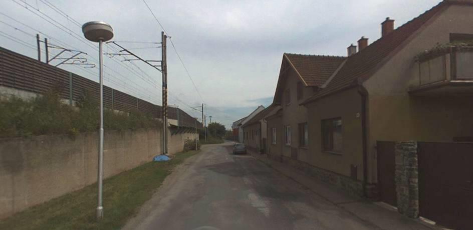 8.3.17 Tišnov - Červený mlýn Infrastruktura Kritické místo se nachází vpravo ve směru staničení pod tělesem trati. Ta je dvoukolejná s tuhým upevněním kolejnic.