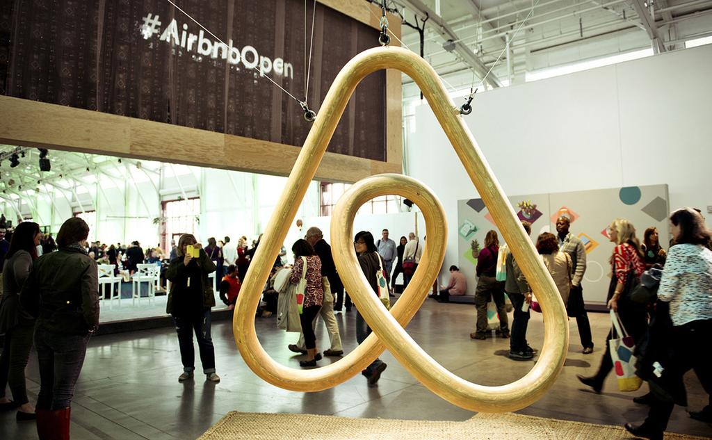 LES MAIRIES AIRBNB RADNICE VS. AIRBNB La start-up Airbnb, née en 2008 en Californie, est devenue en quelques années un mastodonte de la location en ligne.