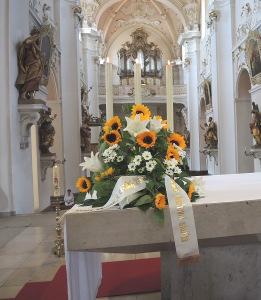 udělovala svátost nemocných), kázáním, požehnáním a pohoštěním na Schönenbergu.