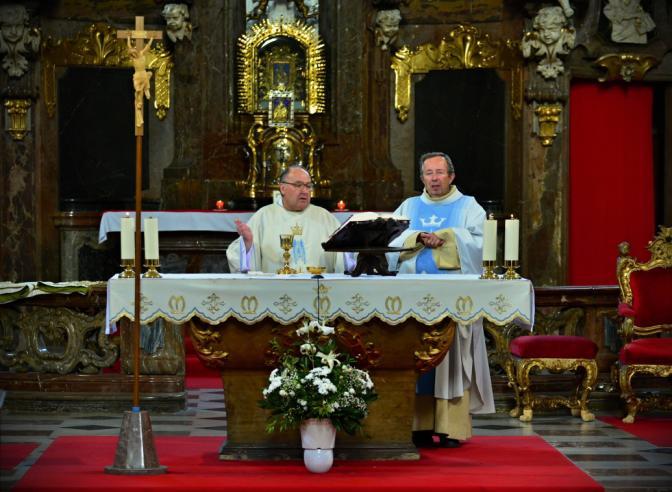 13 Matko lidu a národů, Ty, která znáš všechno lidské utrpení a všechny lidské naděje, Ty, která s mateřskou láskou vnímáš všechny boje mezi dobrem a zlem, světlem a tmou, které otřásají současným
