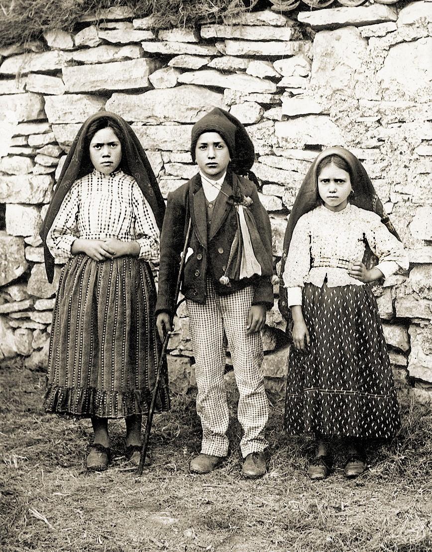 3 ZJEVENÍ PANNY MARIE VE FATIMĚ Zjevení v portugalské Fatimě začalo v roce 1916 trojím zjevením anděla desetileté Lucii Santosové, devítiletému Františkovi a sedmileté Jacintě Martovým.