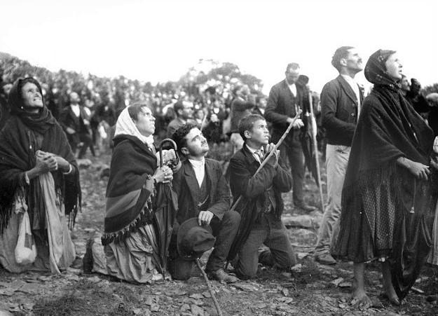 Šesté zjevení 13. října 1917 6 13. října pršelo, na Cova da Iria vybídla Lucie lidi, aby zavřeli deštníky a modlili se růženec.