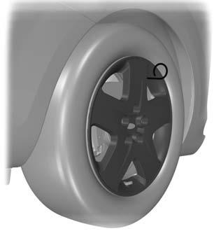 Kola a pneumatiky Odstranění krytu kola Typ jedna Vložte plochý konec klíče na matice kola mezi ráfek a kryt kola a opatrně kryt odstraňte.
