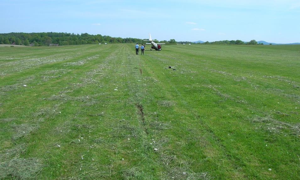 Přízemní vítr: Výškový vítr: Dohlednost: Stav počasí: Oblačnost: Informace o letišti 250-290 / 4-8 kt 2000 ft AGL 270 / 12 kt nad 10 km oblačno, beze srážek FEW CU Base 5-6000 ft AMSL, Letiště Česká