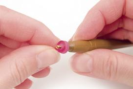 Jak používat pero Do zářezu v hrotu vložte proužek papíru, neměl by příliš vyčnívat, maximálně 2 mm.