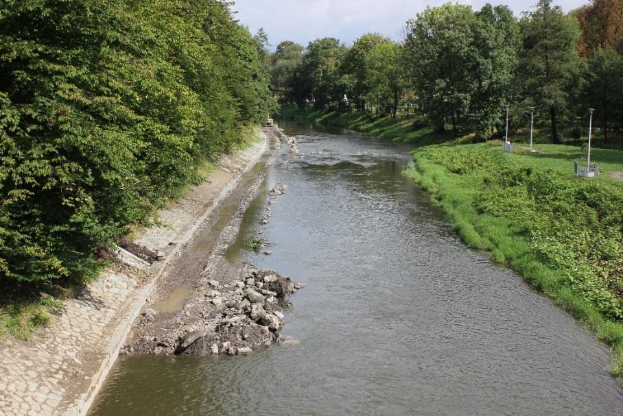 Na fotografii (obrázek 8) si lze povšimnou právě probíhající rekonstrukce opevnění paty levého břehu koryta řeky Olše.