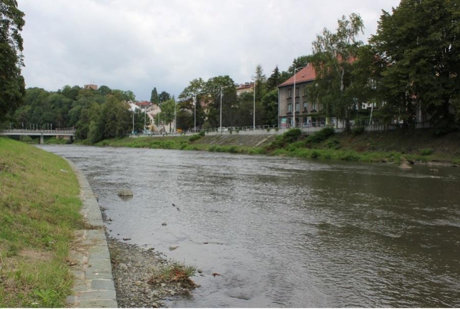 Obrázek 12 Opěrná zeď podél ulice Aleja Jana Lyska V řešeném úseku se nachází jeden železniční most, dva silniční mosty, jedna lávka pro pěší a dva spádové stupně.