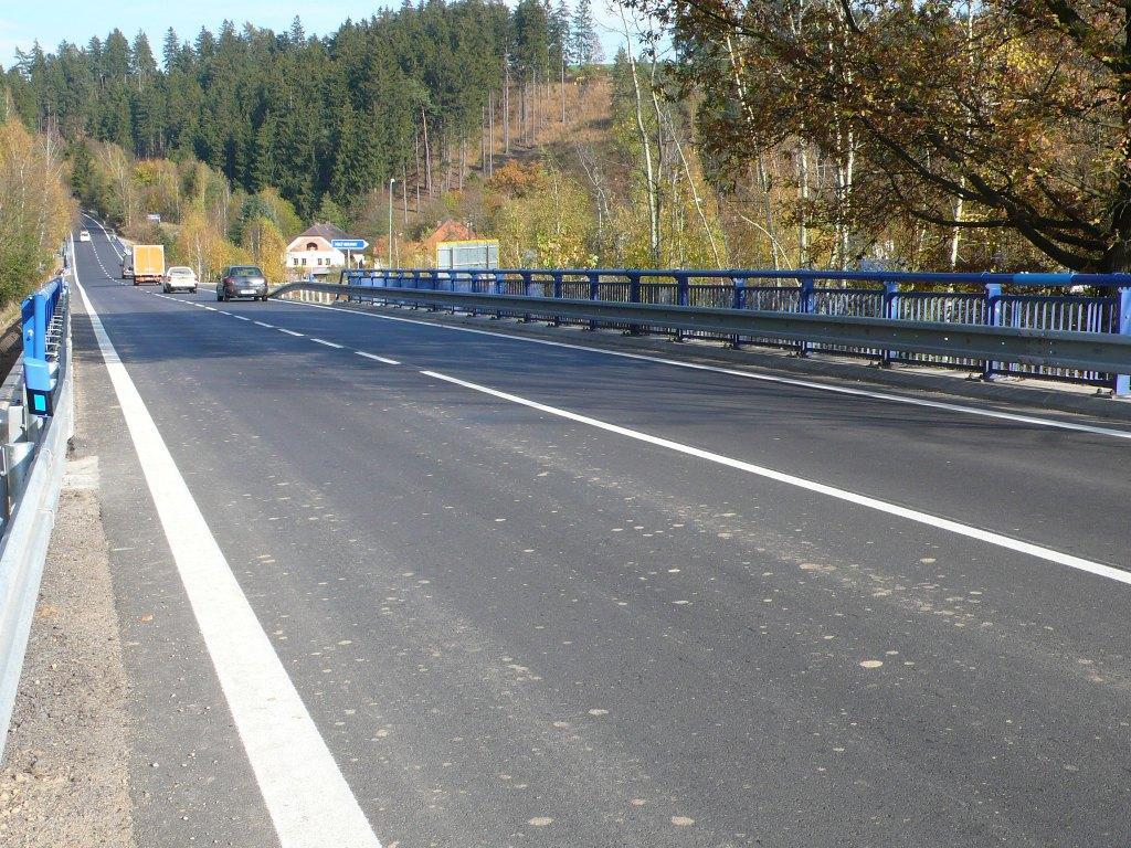 Zrekonstruovaný most přes železniční trať na silnici II/602 