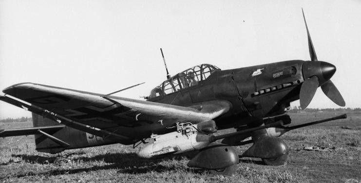 Junkers Ju 87 Stuka (pozn. přezdívka Stuka pochází z německého slova das Sturzkampfflugzeug) sloužil během druhé světové války jako střemhlavý bombardovací letoun nacistické Luftwaffe.