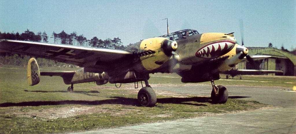 Messerschmitt Bf 110 - těžký stíhací letoun s dlouhým doletem, který byl schopen souboje s jednomotor. stíhačkami. Menší obratnost vyrovnával palebnou silou.