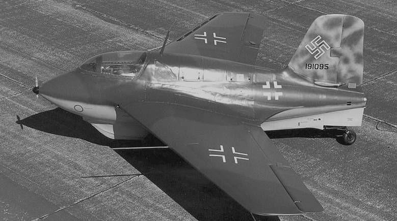 Messerschmitt Me 163 Komet byl prvním operačně nasazeným bezocasým letounem poháněným raketovým motorem. Jednalo se o jednu z nejpozoruhodnějších leteckých konstrukcí druhé světové války.