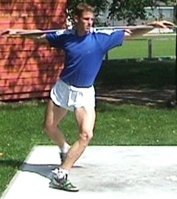 Jedná se o konečnou fázi odvrhu, obě nohy jsou ve vzduchu, pohyb pokračuje flexí zápěstí a je dokončen přeskokem na pravou nohu.