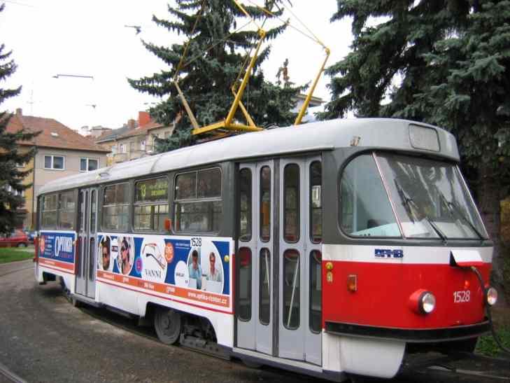 SAMOLEPICÍ FÓLIE NA TRAMVAJÍCH boèní pás 1.