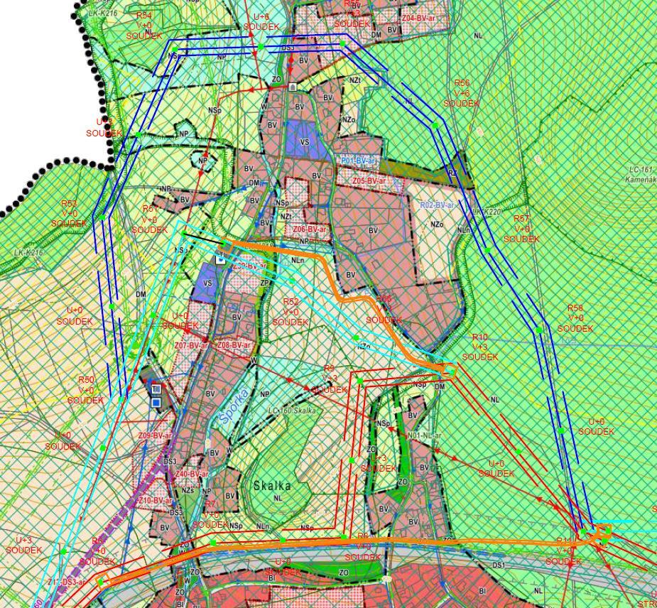 Na obrázku č. 22 v kap. B.I.5 jsou trasy ještě znázorněny na ortofoto mapě. Na následujícím obrázku jsou varianty znázorněny na mapovém podkladu z UP dokumentace města.