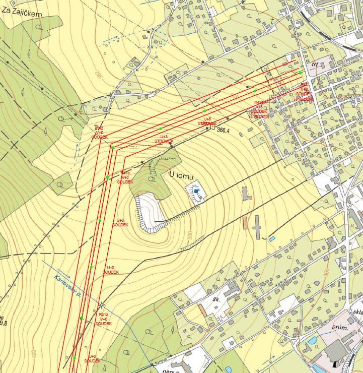 Na předchozím a následujícím obrázku označují šipky začátek a konec souběhu s vedením VN 35 kv, kde bude stávající trasa VN nahrazena dvojitým vedením 110 / 35 kv na stožárech typu soudek.