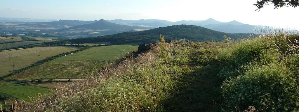 (http://www.ceskestredohori.cz, http://lokality.geology.cz/) HRADIŠTĚ Obrázek 8-6 PP Vrchol Hradiště a výhled na České středohoří (foto: Stanislav Rada, CC BY-SA 3.