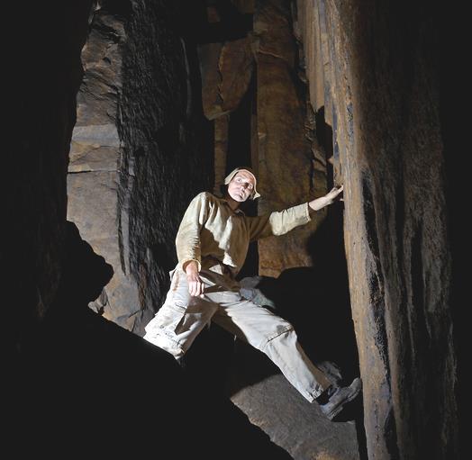 Obrázek 8-7 V Loupežnické jeskyni (foto: https://www.etf.cuni.cz) Jeskyně vznikla rozšiřováním puklin ve fonolitu (znělci) během čtvrtohor.