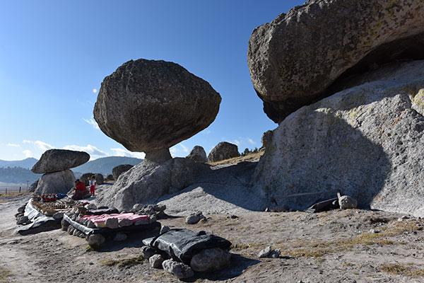 pozorování okolní a fotografování. Naše první zastávka městečko Creel, které leží poblíž gigantického kaňonu Barranca del Cobre. Odpoledne, ubytování a výlet k vodopádům.