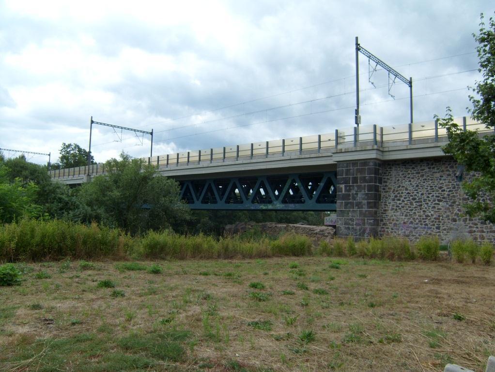 Obr. 2: Nynější železniční most v Klášterci nad Ohří 2.2 MOSTNÍ KONSTRUKCE A POPIS MOSTU Most je konstruován jako spřažená konstrukce s horní mostovkou. Mostovka je tvořena železobetonovou deskou.