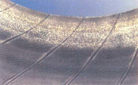 Vnitřní butylová vrstva mramorování PROJEV: Mramorováni nebo zvrásnění vnitřní butylové vrstvy v místech ohybu. PRAVDĚPODOBNÉ PŘÍČINY: Delší jízda s podhuštěnou a/nebo přetíženou pneumatikou.