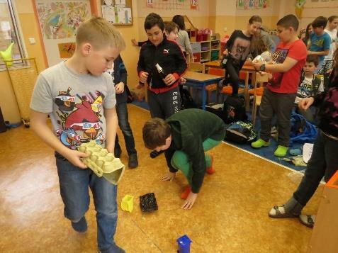 Na úvod si ve zkratce povíme, jaké složky životního prostředí znečišťujeme (odpadní vody, důlní odpady,