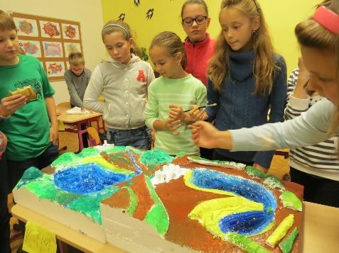 Žáci si mohou na 3D modelech zkusit práci rekultivačního projektanta a navrhnout, jak by měla nová krajina vypadat, lektor donese i vzorky hornin a půdy a žáci je pak přiřazují k řezu lomu, aby si