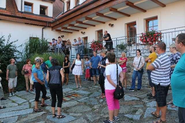 provozuje starosta obce pan Václav Kopa. Po obědě a neformální diskusi s panem starostou se hostů opět ujal pan Jan Kavale z Lamberské stezky z.s., a podal fundovaný výklad ke kapli sv.