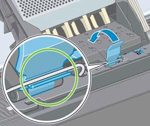 6. Zkontrolujte, zda je konec modrého úchytu zachycen za drátěné oko na bližší straně vozíku. 7. Sklopte úchyt na kryt vozíku.