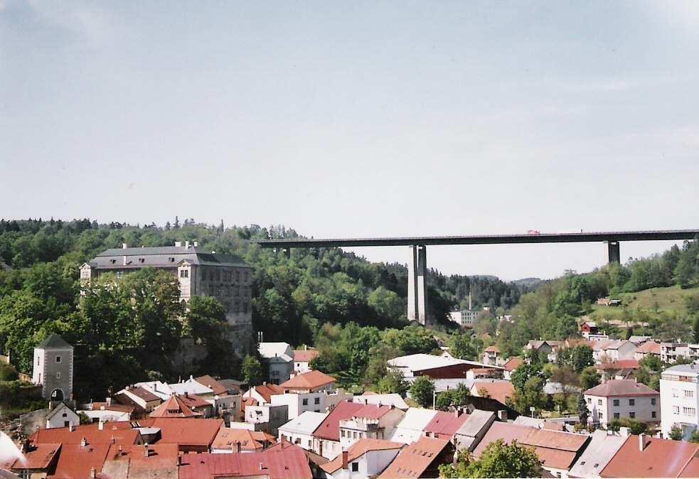 Pozoruhodnou technickou památkou je dálniční most, postavený v letech 1972 1978. Klene se ve výšce 76 m nad údolím Oslavy. Je dlouhý 426 m a opisuje mírný oblouk Obr.