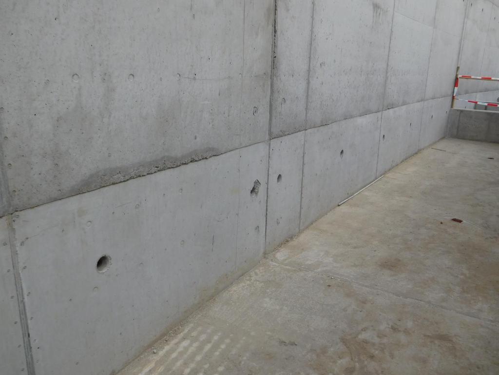 2. Příklady z praxe Přečnívající horní betonová deska spodní