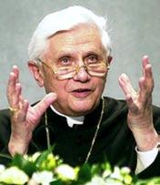 Josef kardinalo Ratzinger, prefekto de Kongregacio por Kredinstruo Mi nur mallonge memorigos la plej gravan punkton de la fatima sekreto.