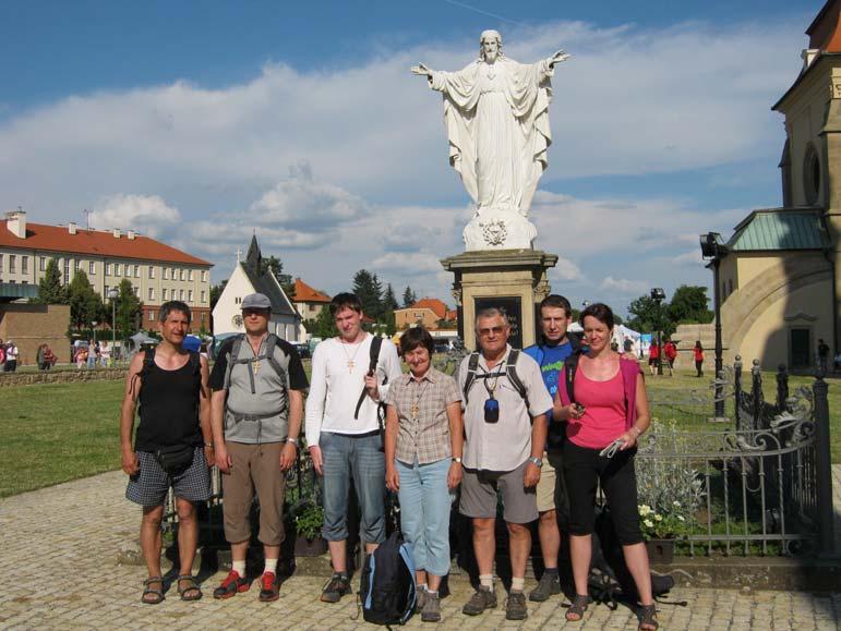 nejnáročnější stoupání na Hostýn. Když už máte v nohou najeto přes 80 km, tak se těch posledních 5 km do kopce zdá věčnost a začíná opravdu poutní putování. Večer nás čekal bohatý program, v 18 hod.