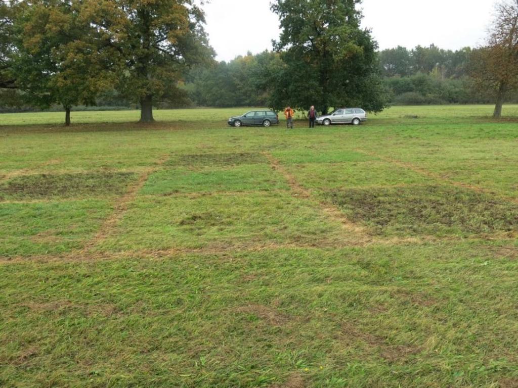 Obr. 4: Podzimní hnojení pokusných parcel na pozemku č. 9502 (17. 10. 2014) Dne 3. 11.