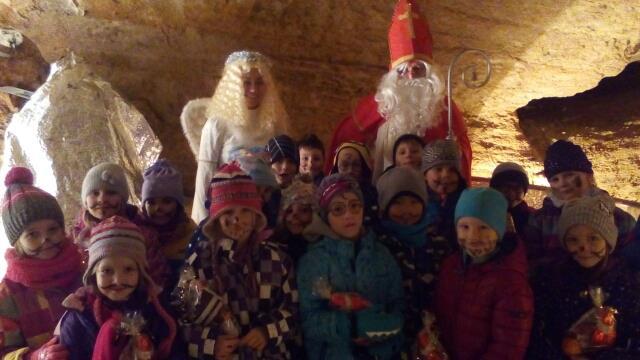 KONĚPRUSKÉ JESKYNĚ - 1.AB Naši prvňáčci navštívili na Mikuláše Koněpruské jeskyně.