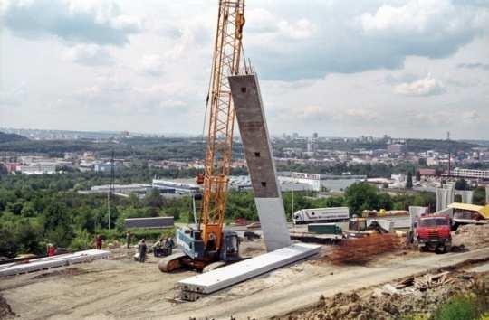 tloušťka stěn cca 0,6 1m, výška až desítky metrů.