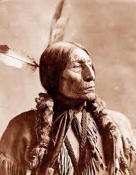 1900 Vyhlazování indiánů bylo dlouhou tragickou a krvavou řadou masakrů, porušováním smluv, krádežemi území, podsouváním alkoholu,
