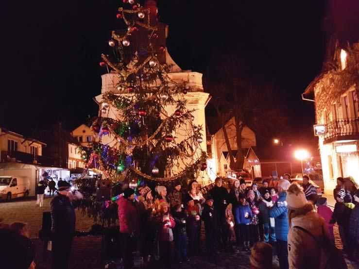 Rozsvícení vánoèního stromu ve Høensku vali høenskou hymnu a následovalo to, na co všichni èekali - rozsvícení vánoèního
