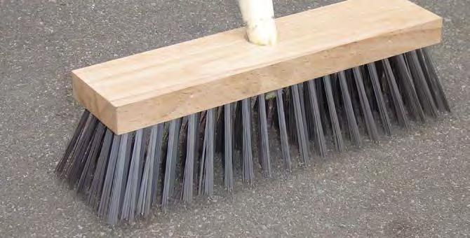 Tip pro uživatele: Takzvaný vymetaný potěr u cementových podlah pro zdrsnění povrchu je jasným příkladem pro použití smetáků z plochého drátu,80 x 0,5 mm (6. a 6.). minimálním množství (viz.str. 9).