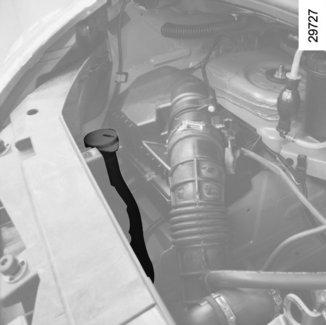 HLADINY (2/3) 2 Frekvence kontroly hladin Hladinu chladicí kapaliny pravidelně kontrolujte (při nedostatku chladicí kapaliny může u motoru dojít k vážnému poškození).