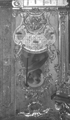 Zlacené relikviáře na hlavním oltáři pod milostnou sochou Panny Marie